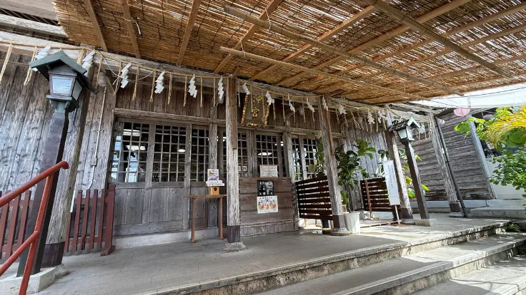 沖宮の本殿。奥武山公園の緑に包まれた境内で、静かに手を合わせられる場所。