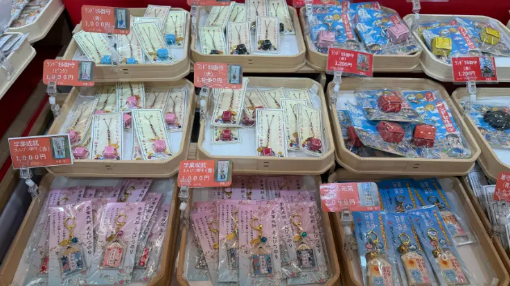 沖宮の学業守。小さなランドセル型のデザインが可愛く、受験や勉強の節目に選ばれやすいお守り。