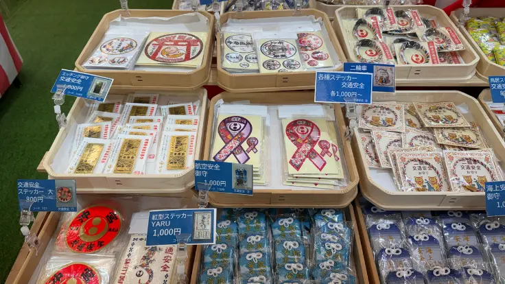 沖宮の交通安全ステッカー。車やバイクに貼って、日々の運転の安全を願う授与品。