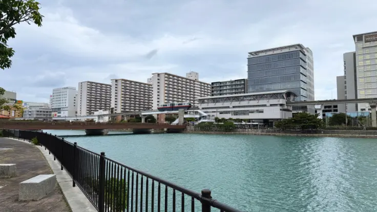 沖宮の最寄りエリアを走るモノレール（ゆいレール）。駅から歩いて向かえる距離感が伝わる風景。