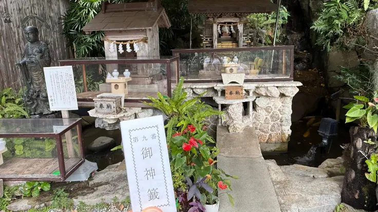 沖宮境内にある弁財天。静かな一角に祀られ、手を合わせると気持ちが落ち着く参拝スポット。