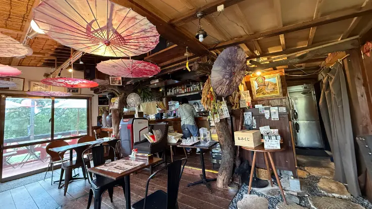 沖の茶屋の店内。木の質感と落ち着いた照明で、静かに過ごせる雰囲気。