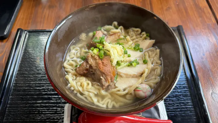沖の茶屋の沖縄そば。湯気が立つ一杯で、出汁の香りが食欲をそそる。