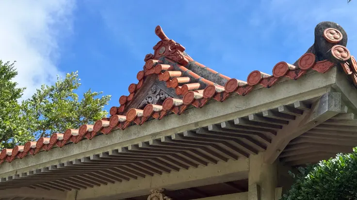 識名宮の赤瓦屋根。沖縄らしい建物が青空に映える