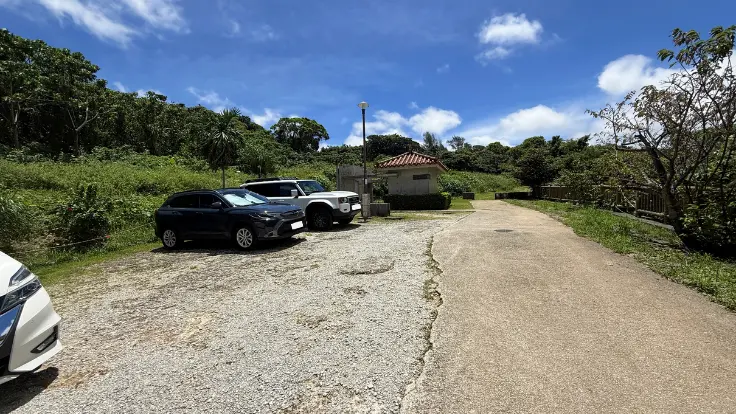 末吉公園西駐車場。末吉宮へ向かう際に利用しやすい駐車場。