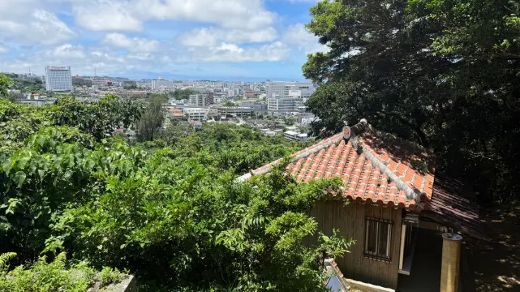 末吉宮から一望できる景色。森の先に那覇の街並みが広がる。