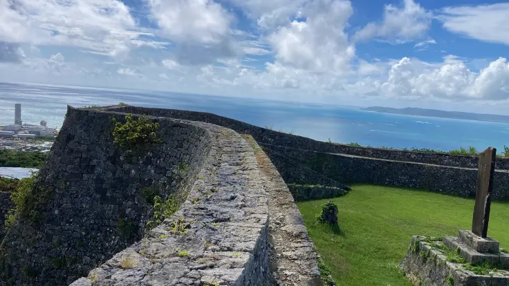 中城城跡の一の郭門。布積みの石垣が美しい曲線を描き、圧倒的なスケールで残されている様子。