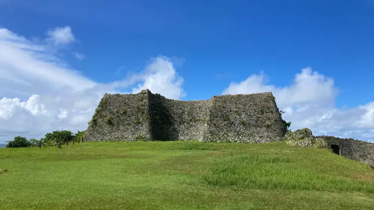 中城城跡の三の郭から見える石垣と青空