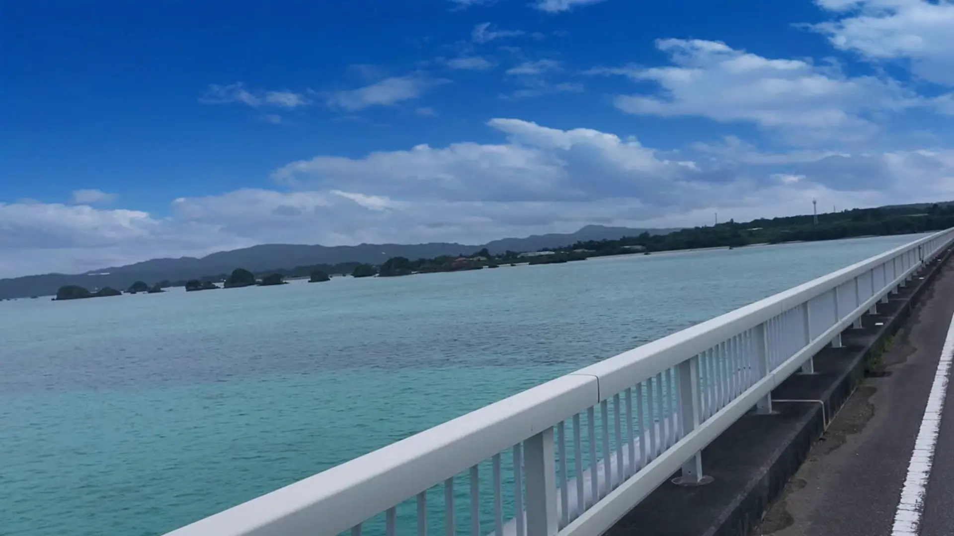 古宇利大橋の上から見える青い海と橋の景色