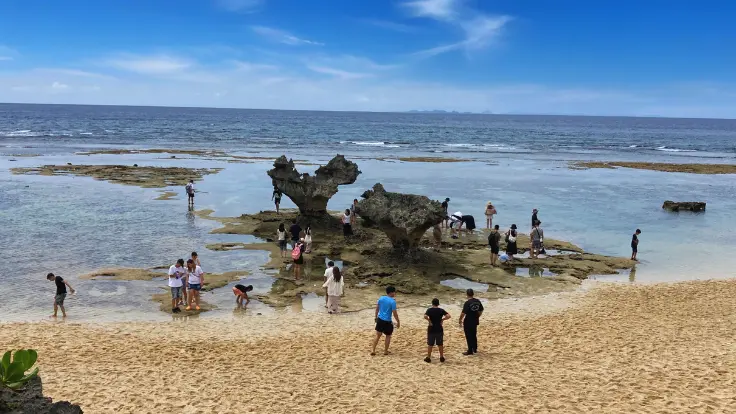 古宇利島のティーヌ浜にあるハートロックと浅瀬の海