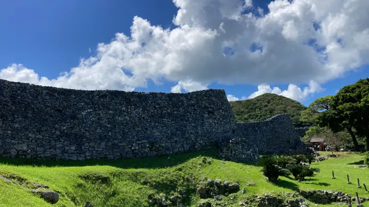 今帰仁城跡の石垣とその向こうに見える海