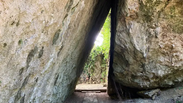 斎場御嶽の最奥部にある三庫理。三角形の巨岩のすき間から光が差し込む神聖な空間