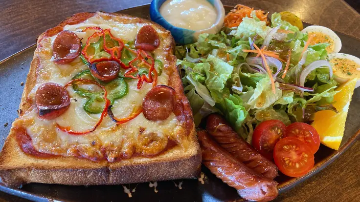 恩納村・土花土花のテラス席で楽しむピザトーストモーニング