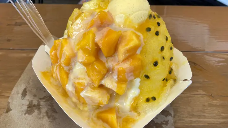 おんなの駅の売り場に並ぶカラフルな野菜とフルーツ