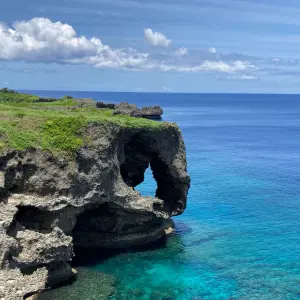 万座毛の象の鼻のような岩を正面から写した海景色