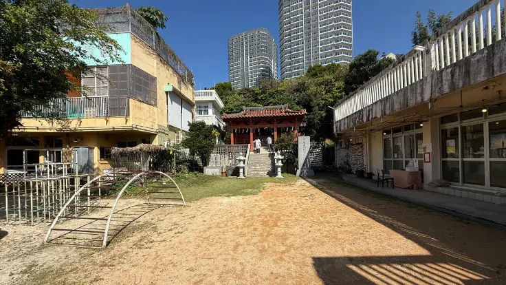 安里八幡宮の境内。琉球八社で唯一の八幡様をお祀りする、那覇の街中にある神社。