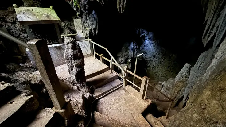 金武宮の洞穴神社。夏でもひんやりとした空気が流れる洞穴の中に、急な階段を下りて参拝する神聖な場所。