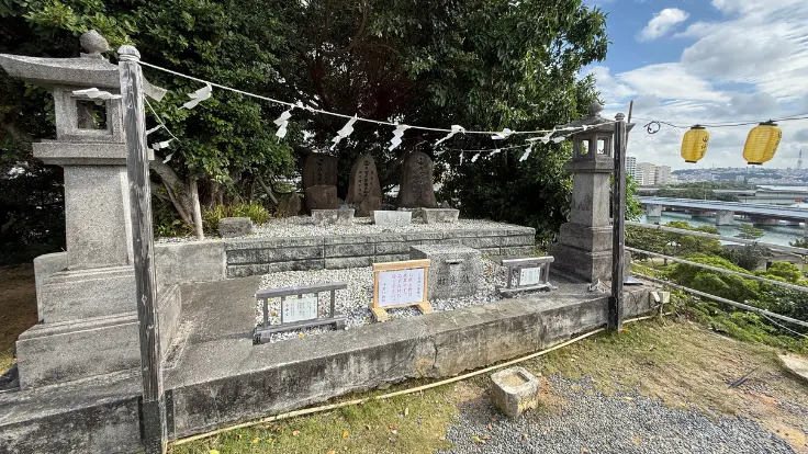 沖宮本殿から階段を上がった先にある天燈山御嶽。那覇市街を一望できる神聖な御嶽。