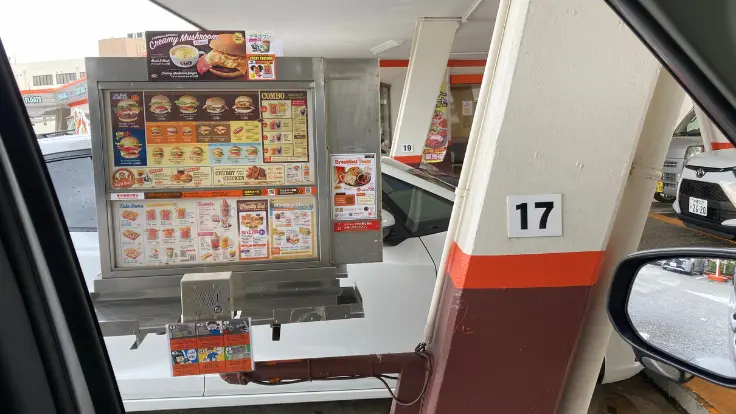 A&W牧港本店のドライブイン注文スペースとメニュー看板