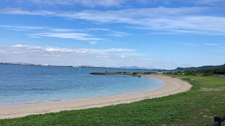 浜比嘉島の静かなビーチと透明感のある海