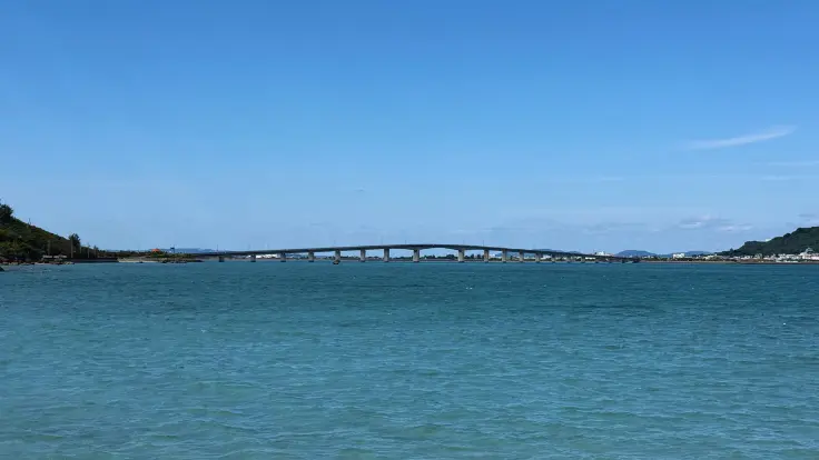 海中道路から浜比嘉島へ向かう浜比嘉大橋と青い海