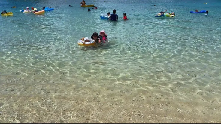 伊計ビーチのエメラルドグリーンの海と白い砂浜