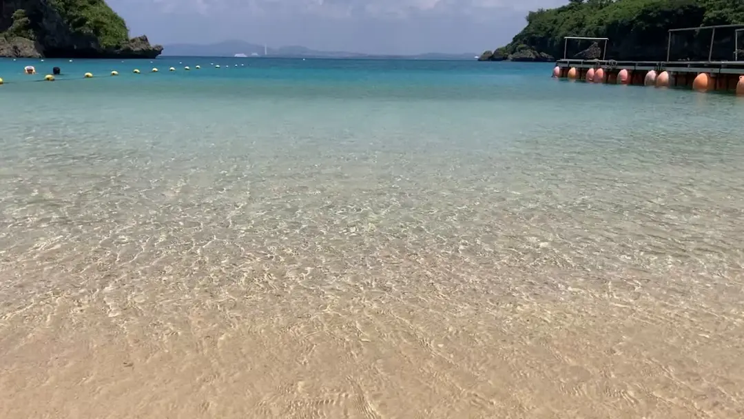 伊計ビーチの美しい透明な海