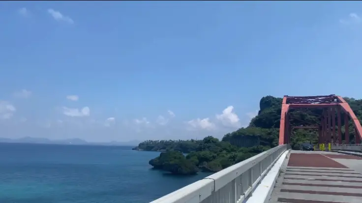 伊計島へ向かう赤い橋と青い海