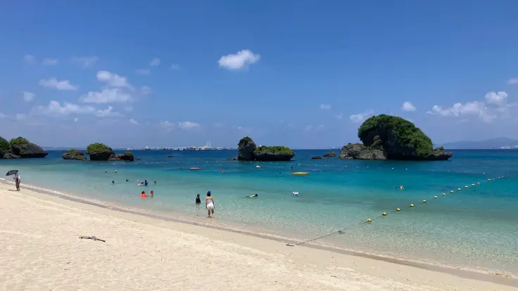 伊計ビーチの白い砂浜と青い海が広がる風景