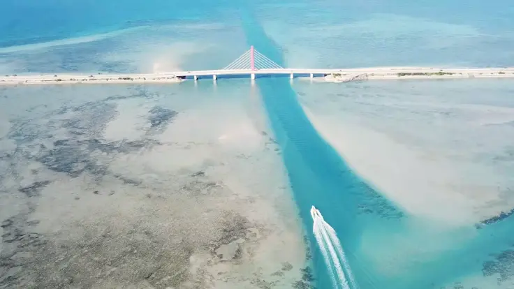 海中道路の景色。沖縄を代表するドライブスポット