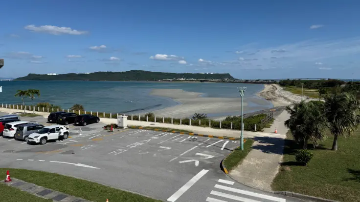 海中道路周辺の遠浅の海と干潮時に見える砂地