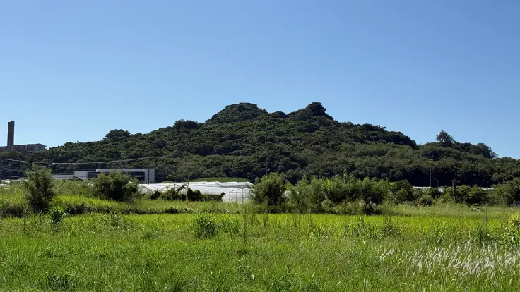 遠くから見た勝連城跡