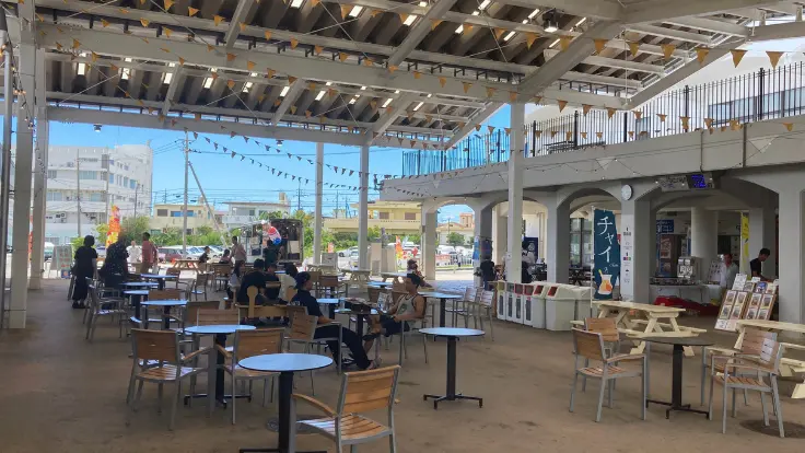 嘉手納道の駅1階のイートスペース。テイクアウトグルメをその場で楽しめる風通しの良い休憩エリア。