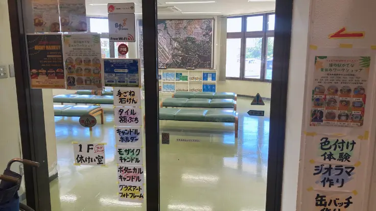 嘉手納道の駅にある屋内休憩スペース。エアコン完備で、小さな子ども連れでも安心して過ごせる。