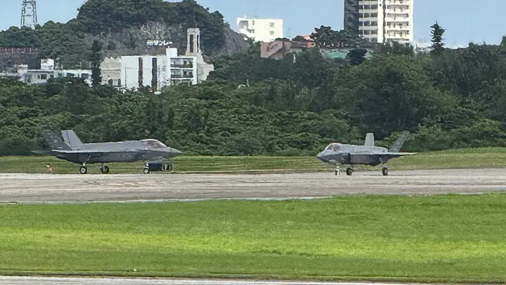 嘉手納基地の戦闘機。離発着の時間は決まっておらず、格納庫から出てくる様子も見られることがある。