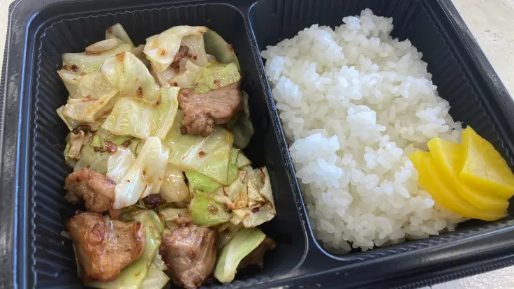 パーラーオオアタリのトンライス。ご飯の上にキャベツとピリ辛ガーリックソースの豚炒めがのり、ごはんには濃厚なたれが染み込んでいる。