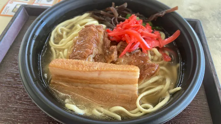 あぐー豚を12時間以上煮込んだコクのあるスープの亀そば（沖縄そば）