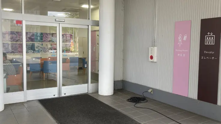 嘉手納道の駅にある授乳室。赤ちゃん連れの家族でも安心して利用できる、清潔な個室タイプ。