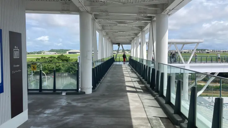 嘉手納の展望デッキへと続く通路。開放感があり、心地よい風が吹き抜ける。