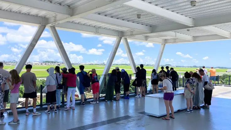 道の駅かでな展望フロアから眺める基地と滑走路の景色