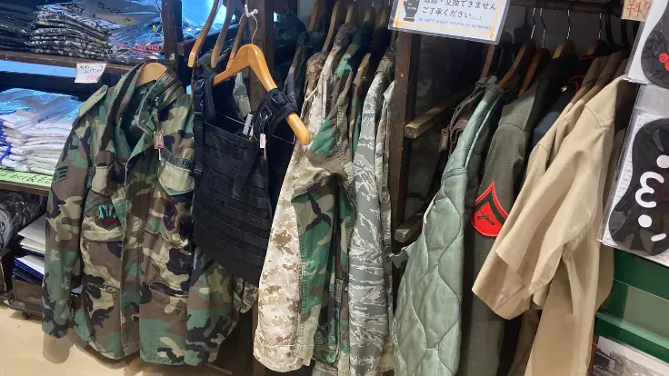 嘉手納道の駅のお土産コーナー。米軍パッチやキャップなど、基地の街らしいミリタリーグッズが並んでいる。