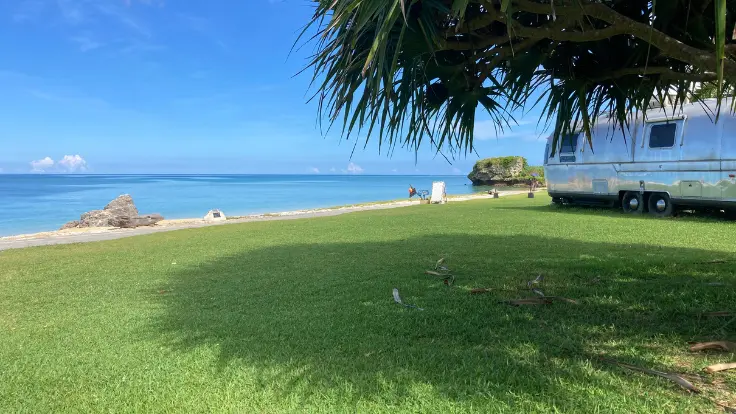 渡具知ビーチの潮だまりと静かな海辺の風景