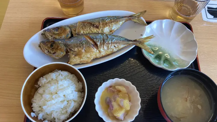 読谷村・都屋漁港で味わえるガチュン（メアジ）の唐揚げ定食。魚を丸ごと揚げた見た目の迫力も楽しめる一皿。