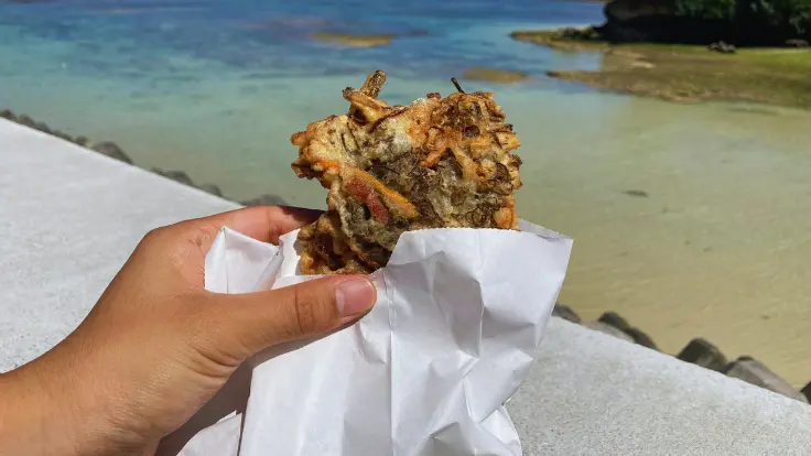 読谷村で味わえるもずく天ぷら。揚げたてで香ばしく、もずくの食感も楽しめる一品。