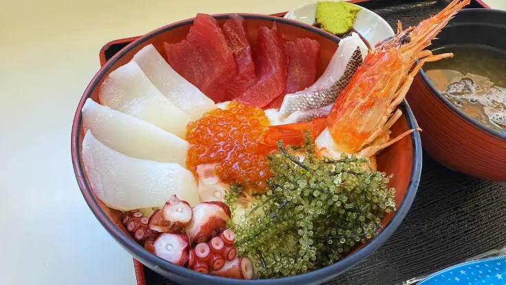 都屋漁港の海人食堂で味わえる海人丼。魚介や海ぶどうがのった海鮮丼