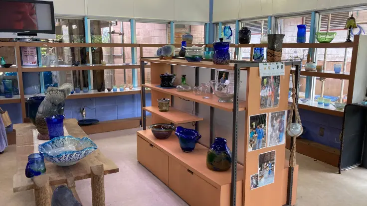 店内に琉球ガラスの作品がずらりと並ぶ様子