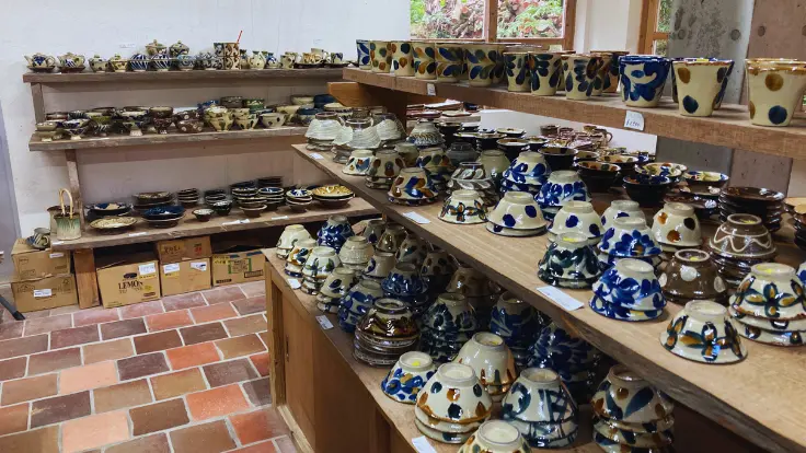やちむんの里・北窯の作品が並ぶ店内の様子