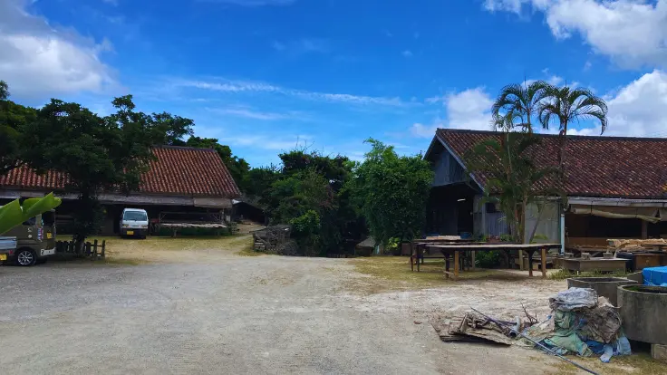 北窯の工房とやちむんの風景