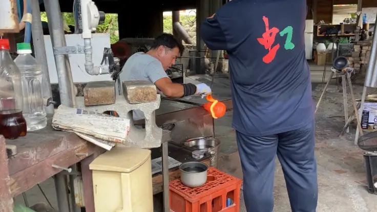 作品づくりに集中している琉球ガラス職人