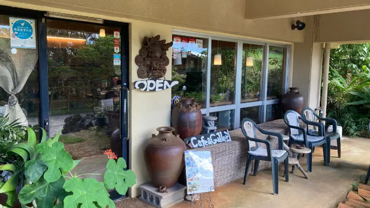 やちむんの里、森の茶屋の外観。器や装飾で彩られた雰囲気のある建物